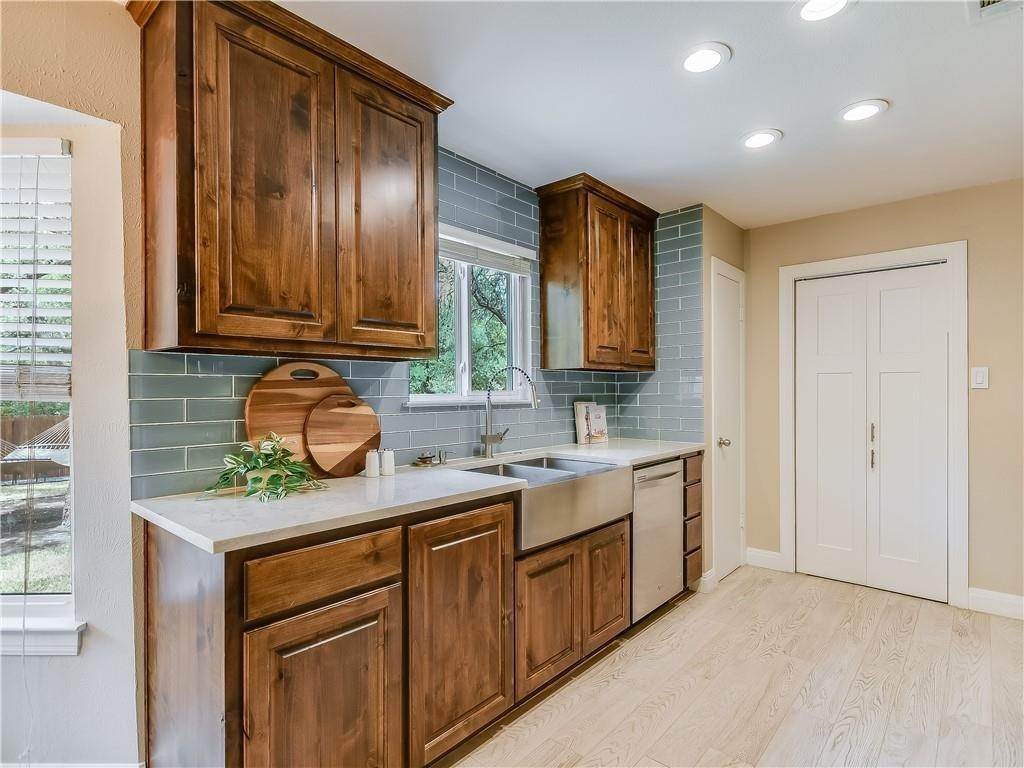 11. Single Family for Sale at Woodstone Village, Austin, TX 78749