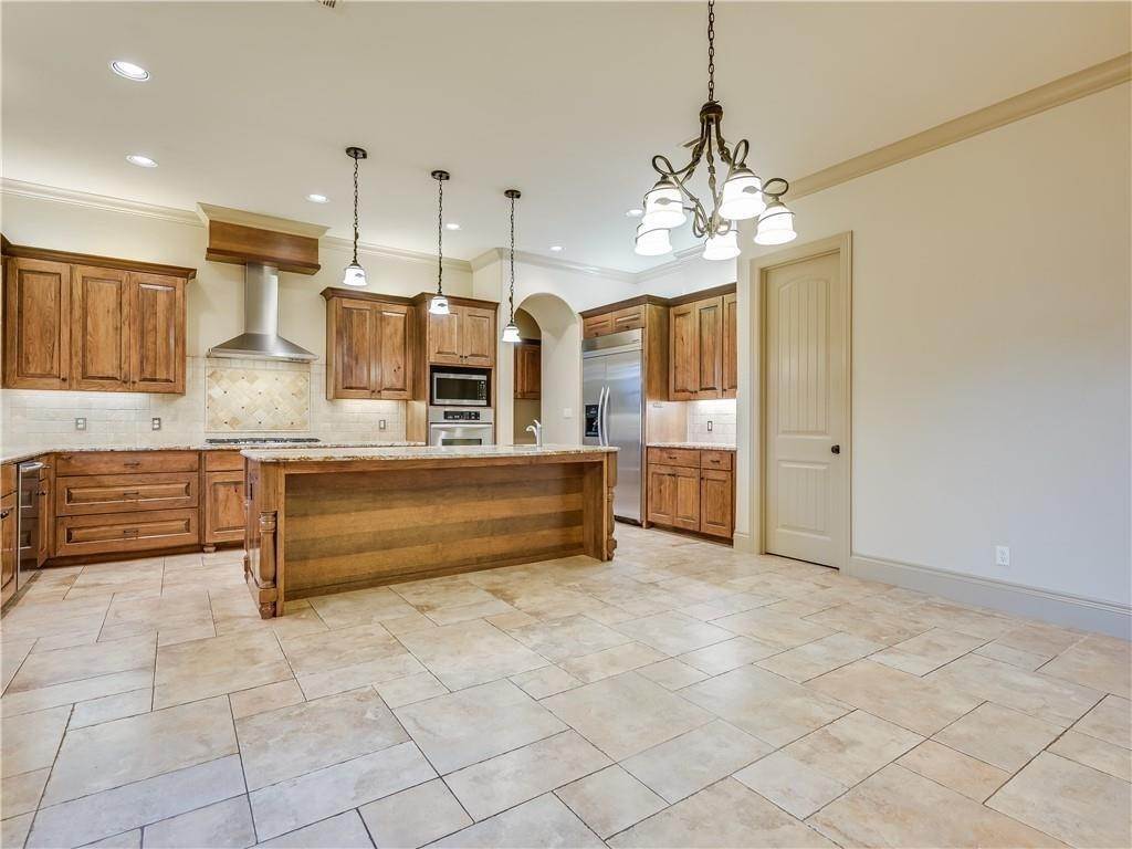 16. Single Family for Sale at Austin, TX 78738