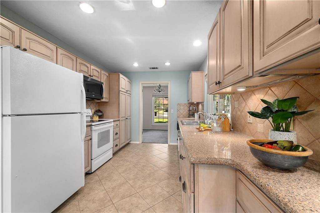 13. Single Family for Sale at Castlewood Forest, Austin, TX 78748