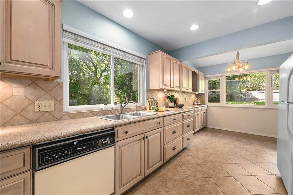 15. Single Family for Sale at Castlewood Forest, Austin, TX 78748