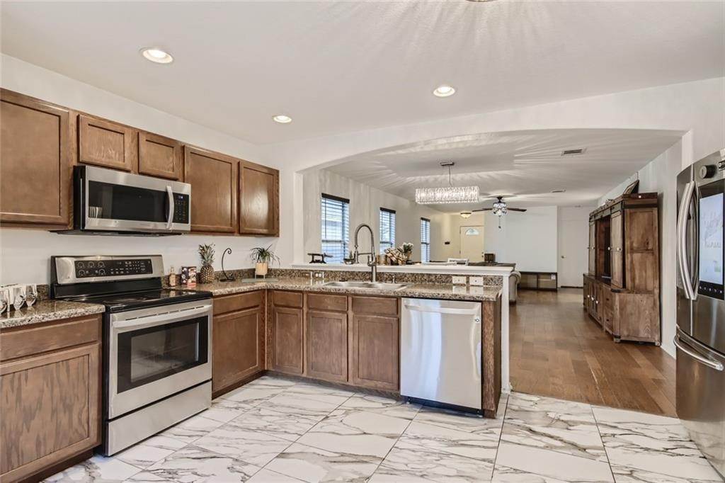 12. Single Family for Sale at The Woodlands, Austin, TX 78724