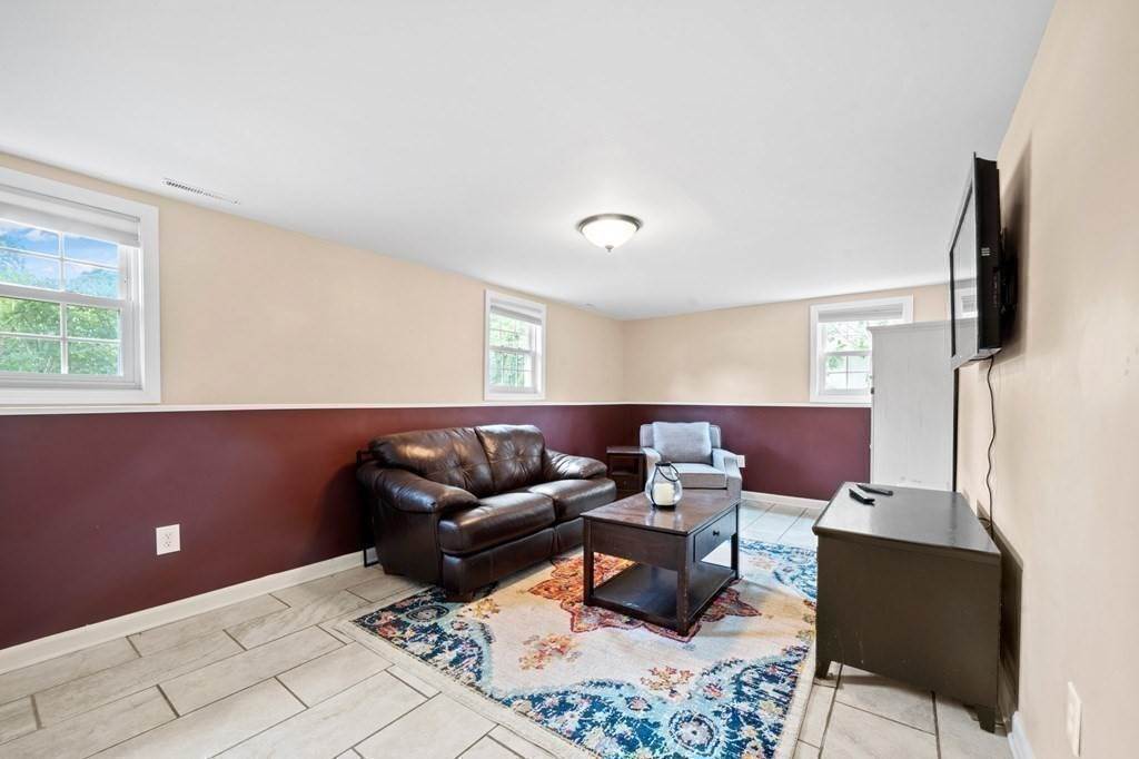 23. Single Family for Sale at Weymouth, MA 02189
