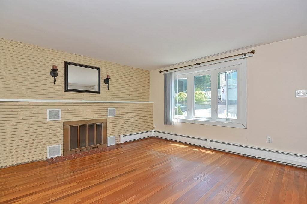 16. Single Family for Sale at Saugus, MA 01906