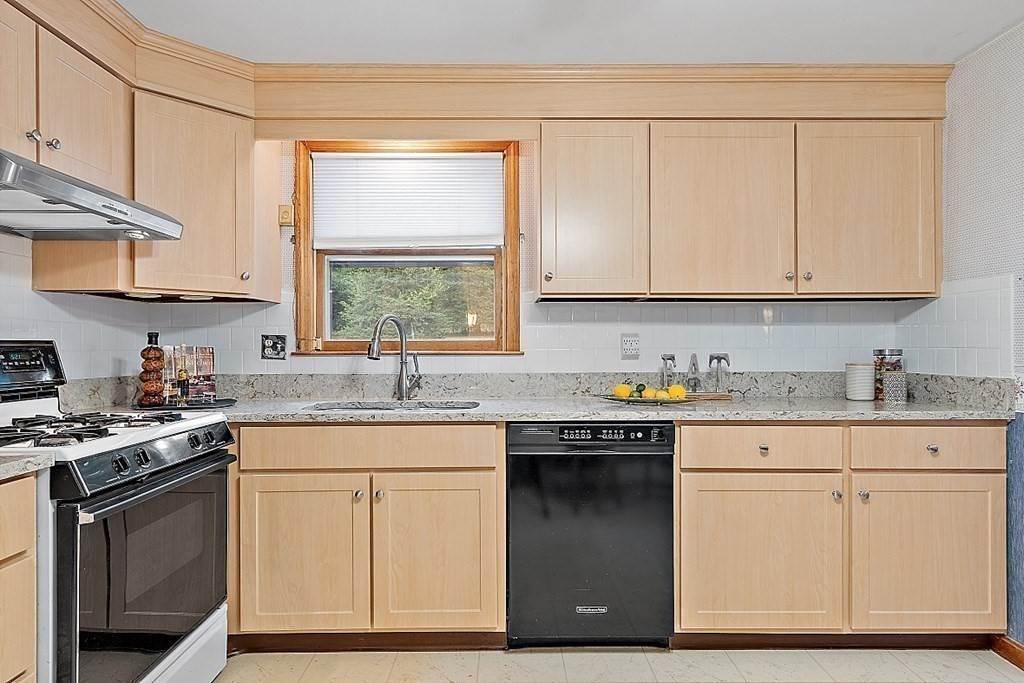 20. Single Family for Sale at Tewksbury, MA 01876