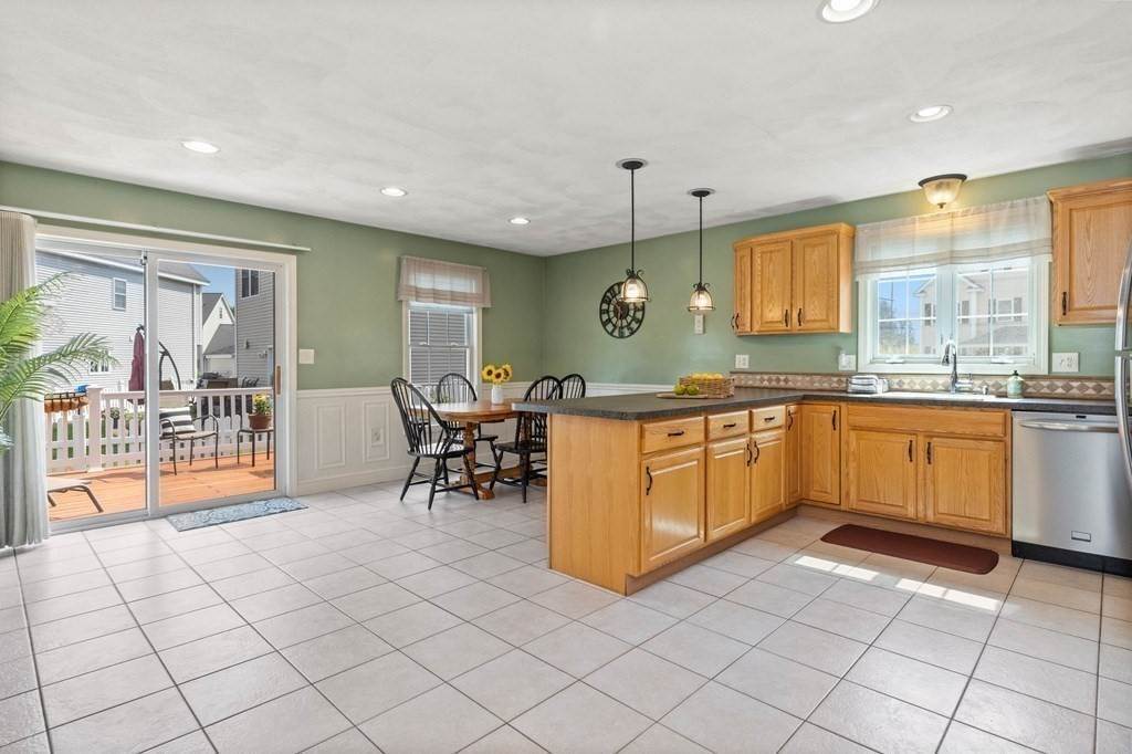 17. Single Family for Sale at Tewksbury, MA 01876