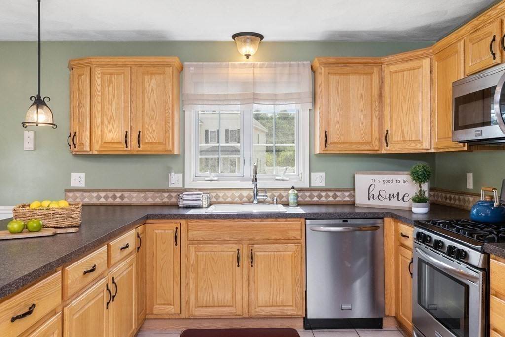 13. Single Family for Sale at Tewksbury, MA 01876