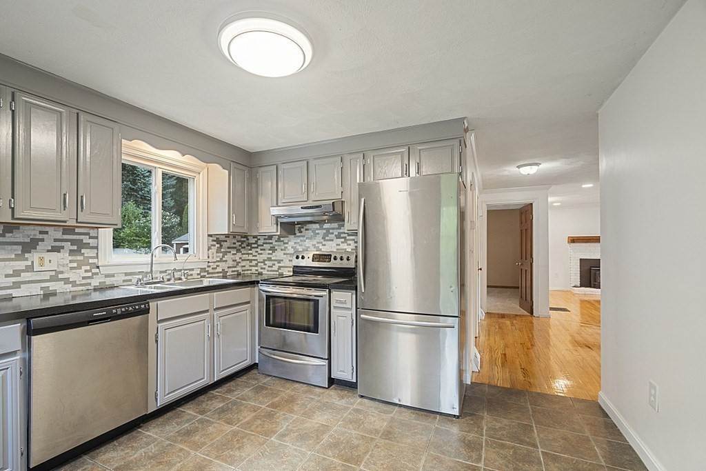 22. Single Family for Sale at Haverhill, MA 01832