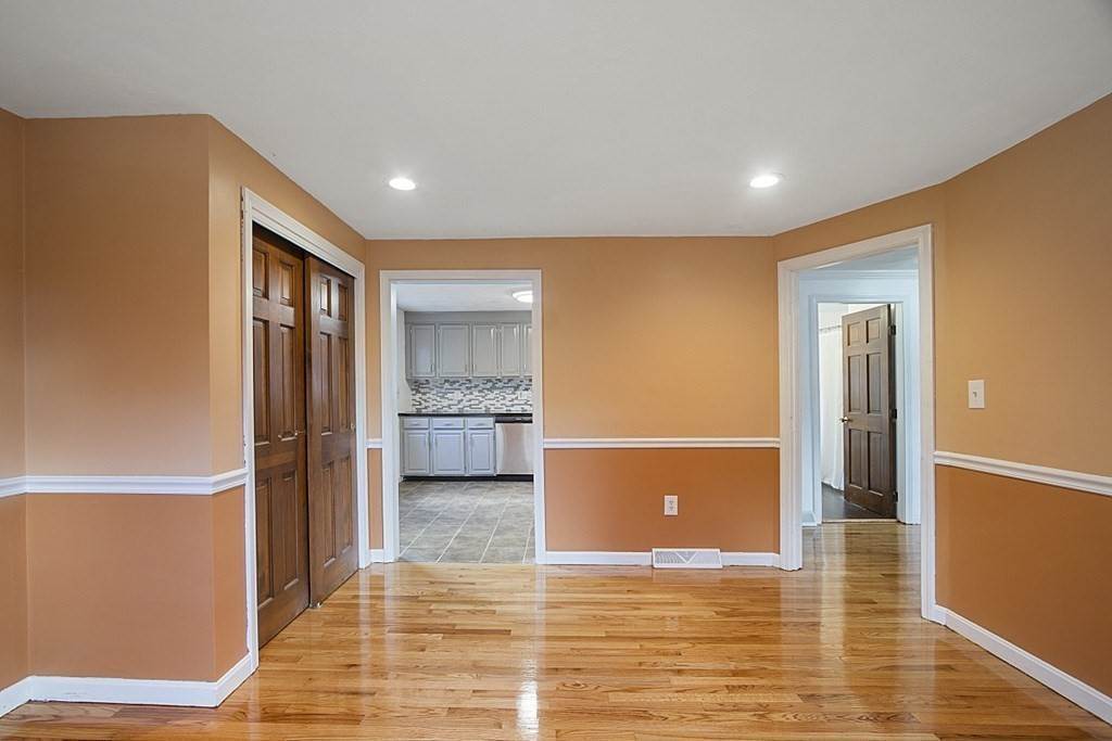 21. Single Family for Sale at Haverhill, MA 01832