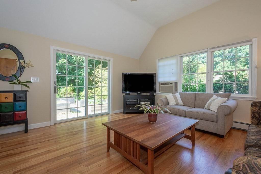 13. Single Family for Sale at Concord, MA 01742