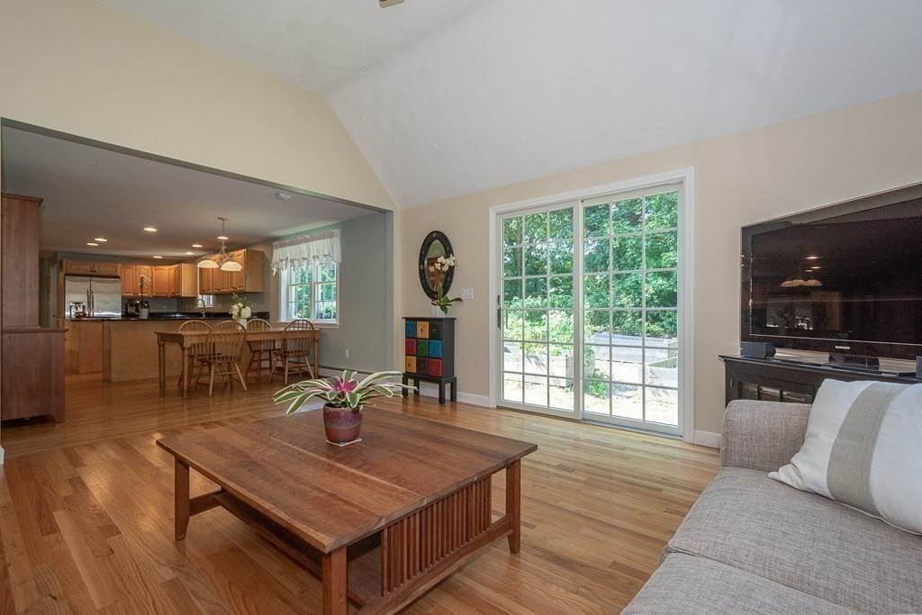 14. Single Family for Sale at Concord, MA 01742