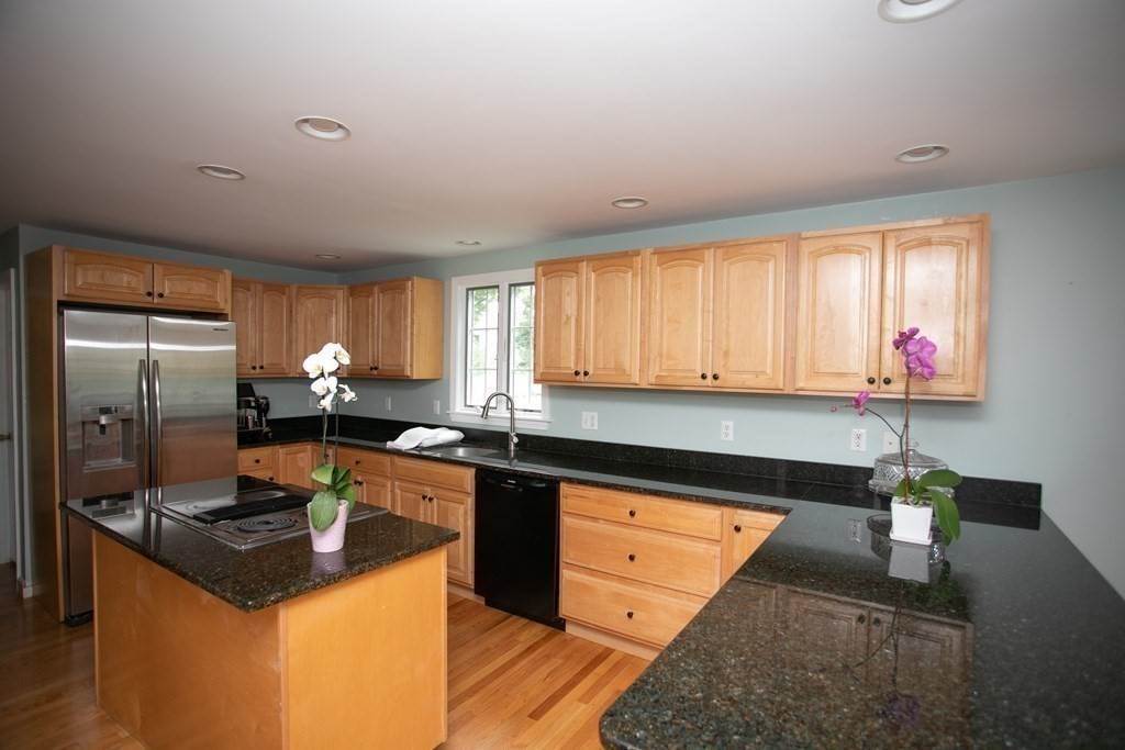 17. Single Family for Sale at Concord, MA 01742