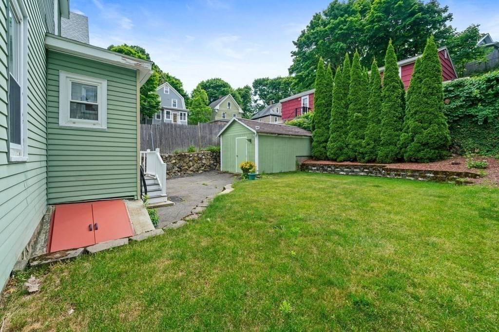 19. Single Family for Sale at Saugus, MA 01906