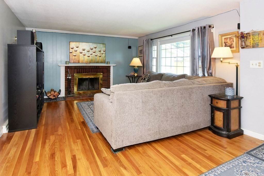 4. Single Family for Sale at Tewksbury, MA 01876