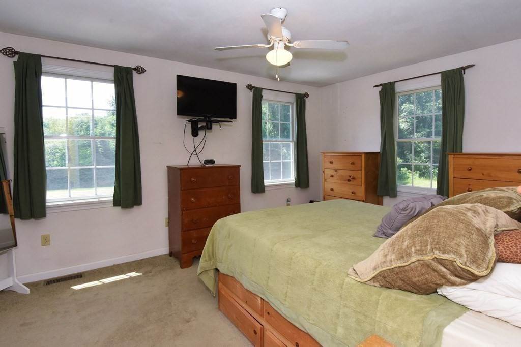 19. Single Family for Sale at Tewksbury, MA 01876