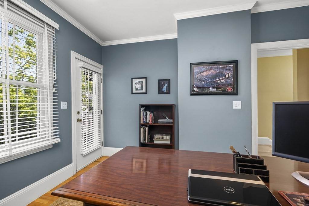 19. Single Family for Sale at Medford Street The Neck, Boston, MA 02129