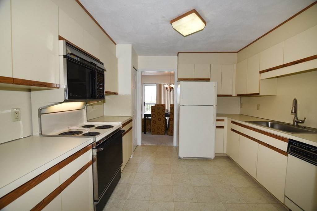 19. Condominium for Sale at Weymouth, MA 02191
