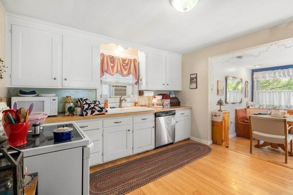 10. Single Family for Sale at Tewksbury, MA 01876