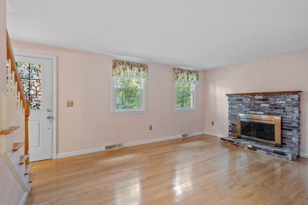 5. Single Family for Sale at Westford, MA 01886