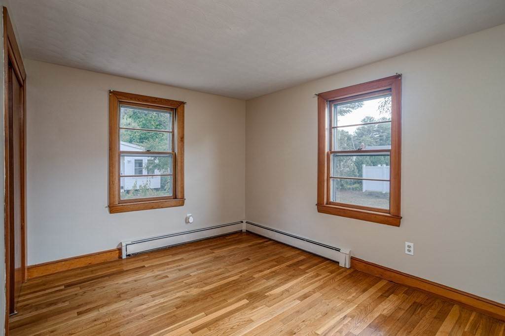 18. Single Family for Sale at Tewksbury, MA 01876