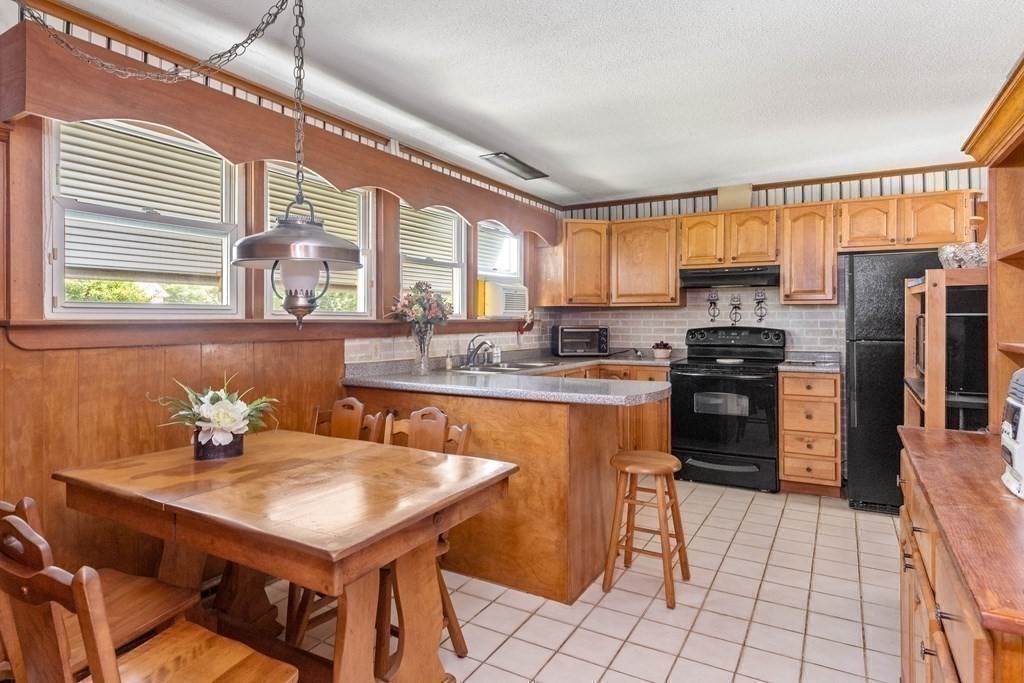 17. Single Family for Sale at Haverhill, MA 01835