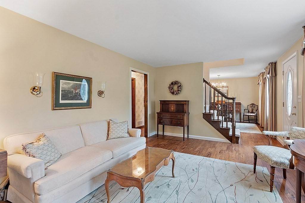 18. Single Family for Sale at Westford, MA 01886