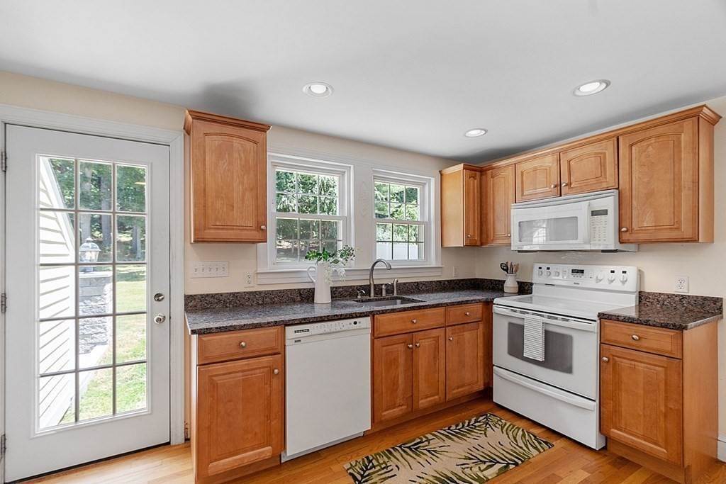 15. Single Family for Sale at Westford, MA 01886