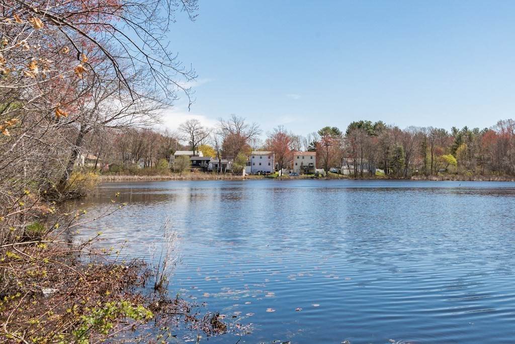 34. Single Family for Sale at 25 S Shore Rd Holbrook, MA 02343