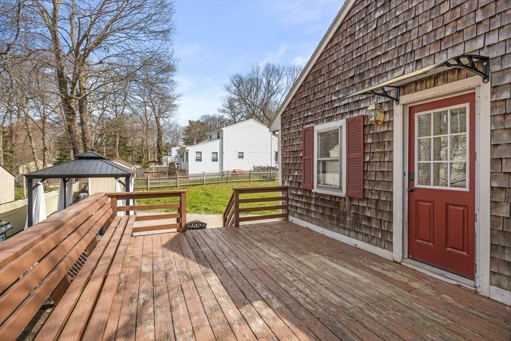 34. Single Family for Sale at 22 Edgewood Rd Holbrook, MA 02343