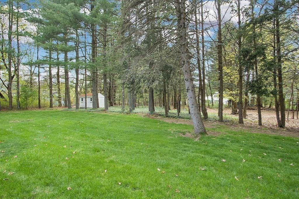 27. Single Family for Sale at 25 Crabtree Road Concord, MA 02632