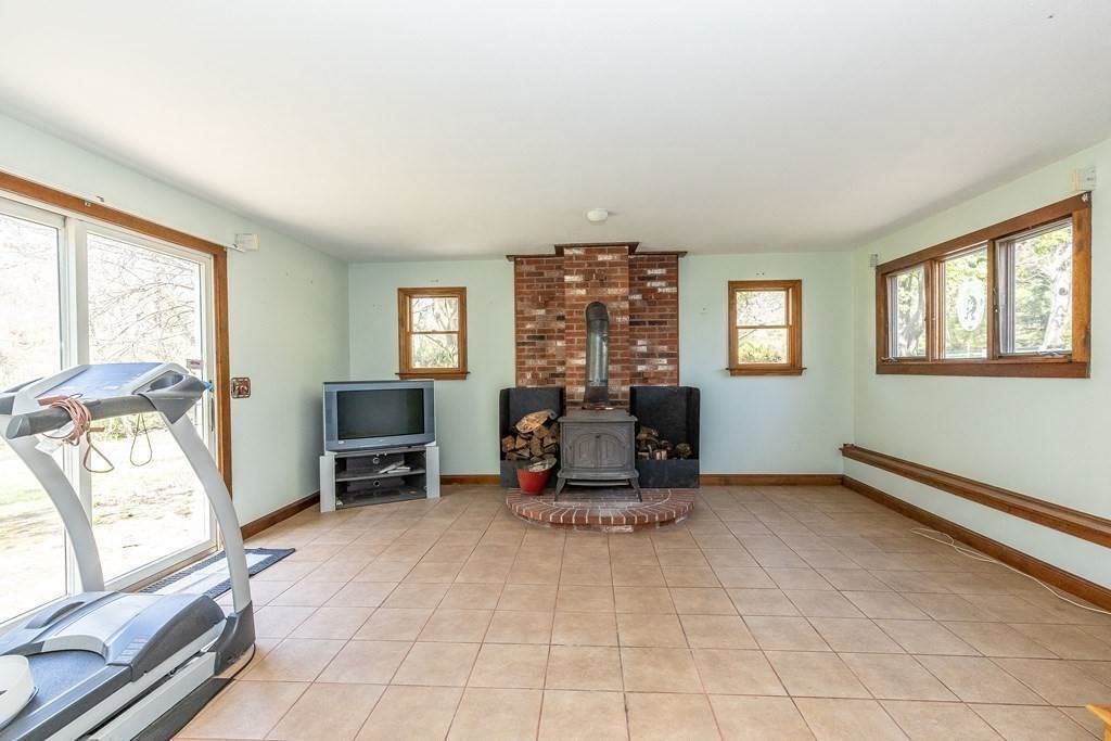 33. Single Family for Sale at 600 Springs Rd Bedford, MA 01730