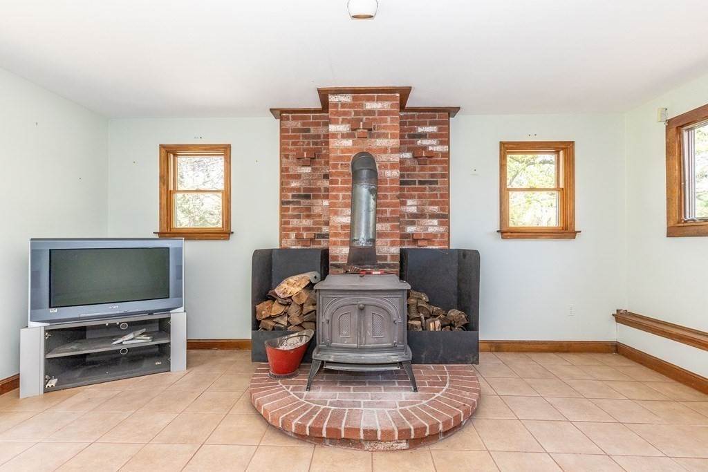 34. Single Family for Sale at 600 Springs Rd Bedford, MA 01730