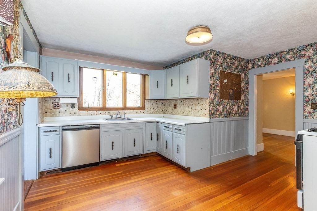 10. Single Family for Sale at 600 Springs Rd Bedford, MA 01730