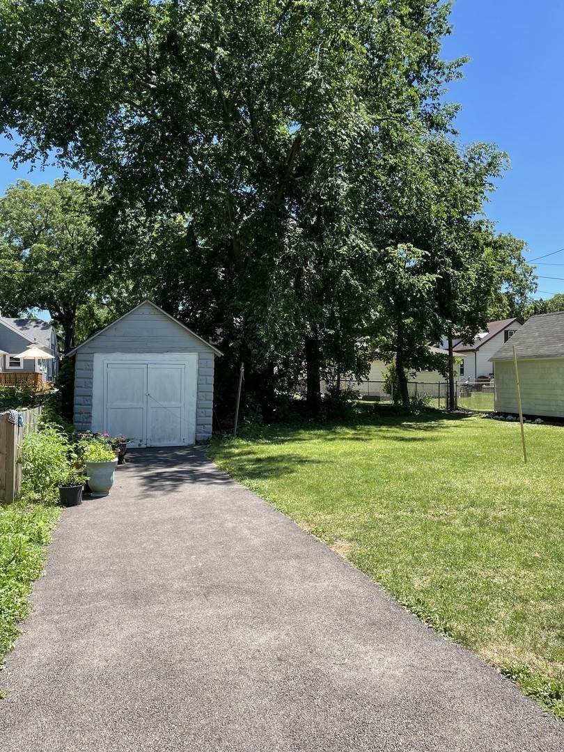 10. Single Family for Sale at Elgin, IL 60120