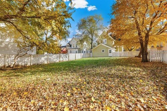 32. Single Family for Sale at Elgin, IL 60120