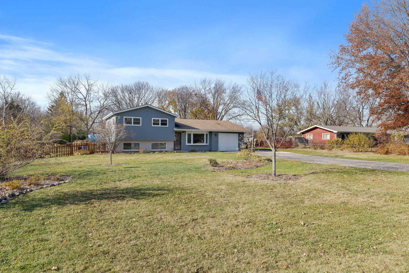 2. Single Family for Sale at Elgin, IL 60124