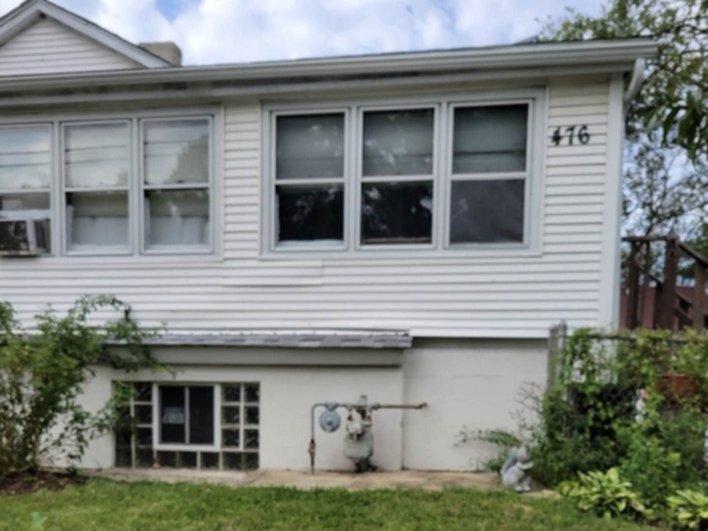 2. Single Family for Sale at Elgin, IL 60120