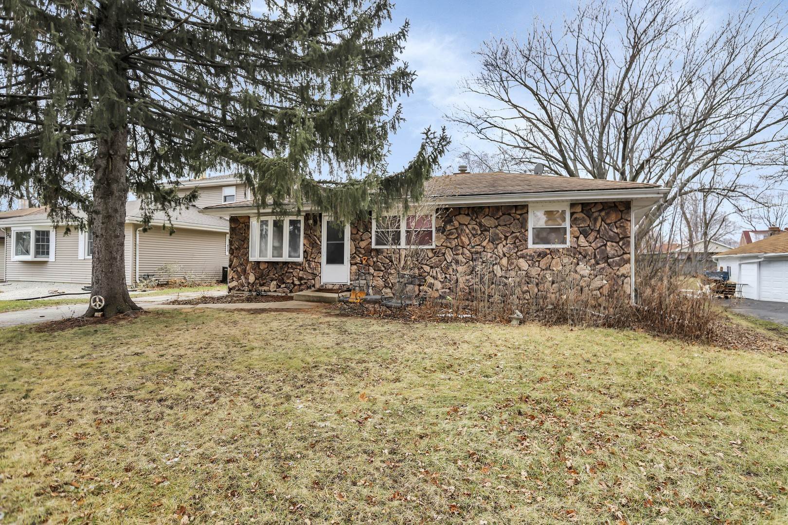 Single Family for Sale at Lombard, IL 60148