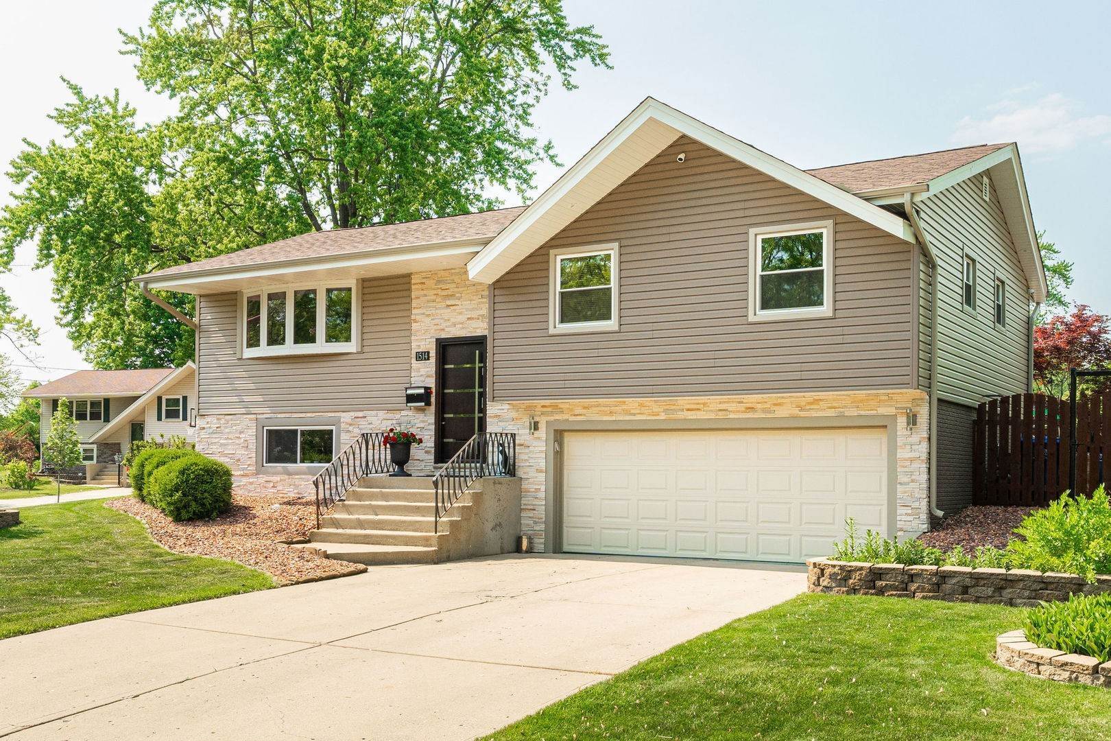 Single Family for Sale at Schaumburg, IL 60193