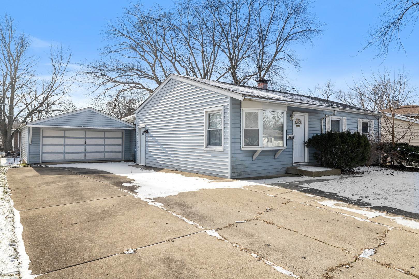 Single Family for Sale at Hanover Park, IL 60133