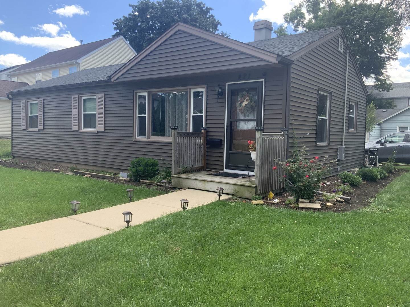 2. Single Family for Sale at Elgin, IL 60123