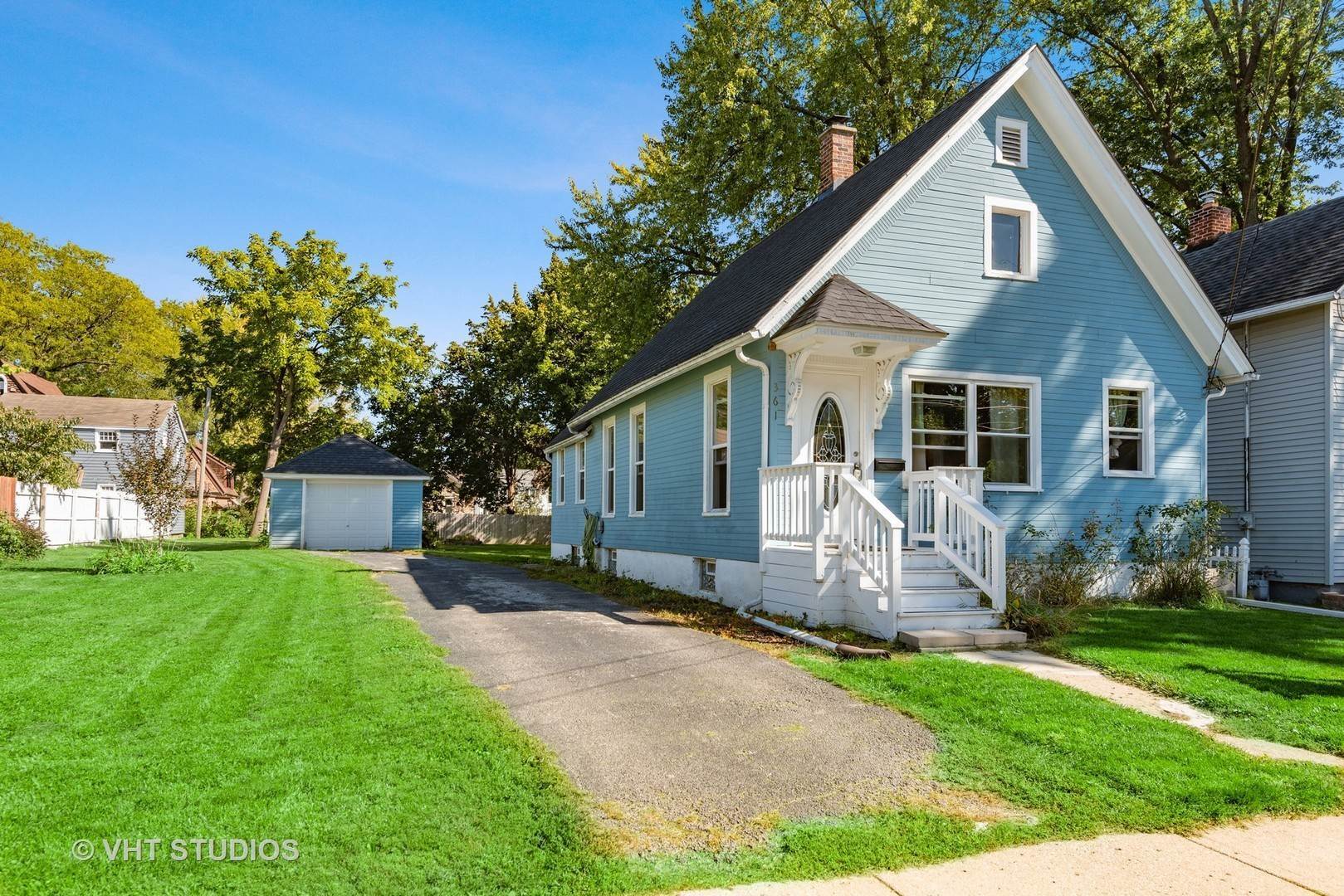 Single Family for Sale at Elgin, IL 60123