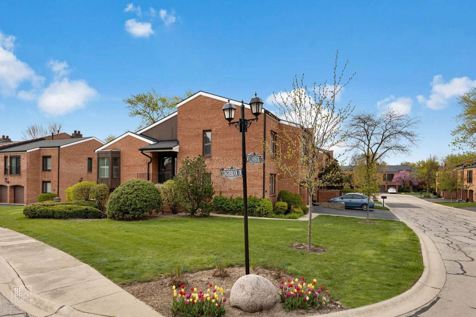 Townhouse for Sale at Oak Brook, IL 60523