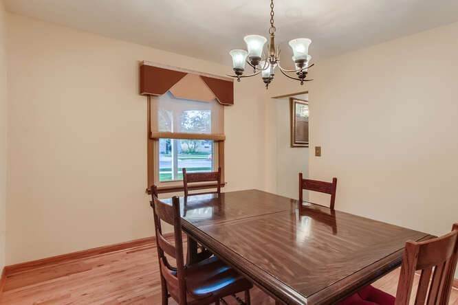 10. Single Family for Sale at Elgin, IL 60123