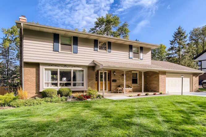 3. Single Family for Sale at Elgin, IL 60123