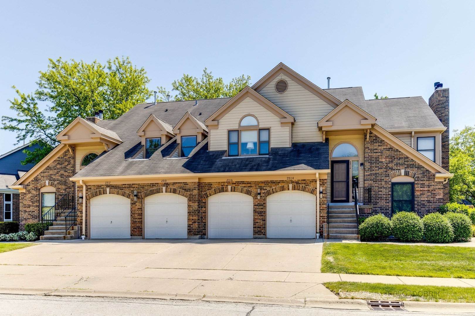 Townhouse for Sale at Buffalo Grove, IL 60089