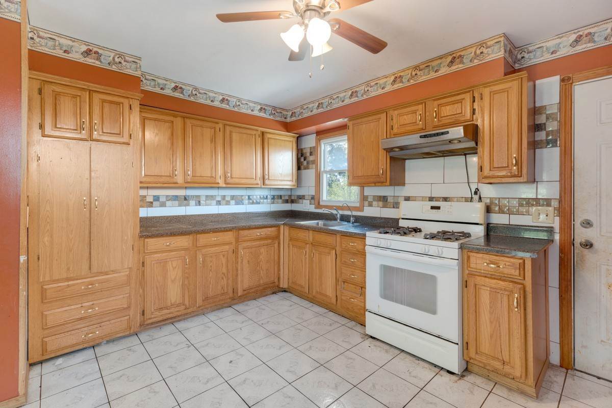 6. Single Family for Sale at Elgin, IL 60120