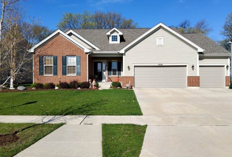 Single Family for Sale at Island Lake, IL 60042