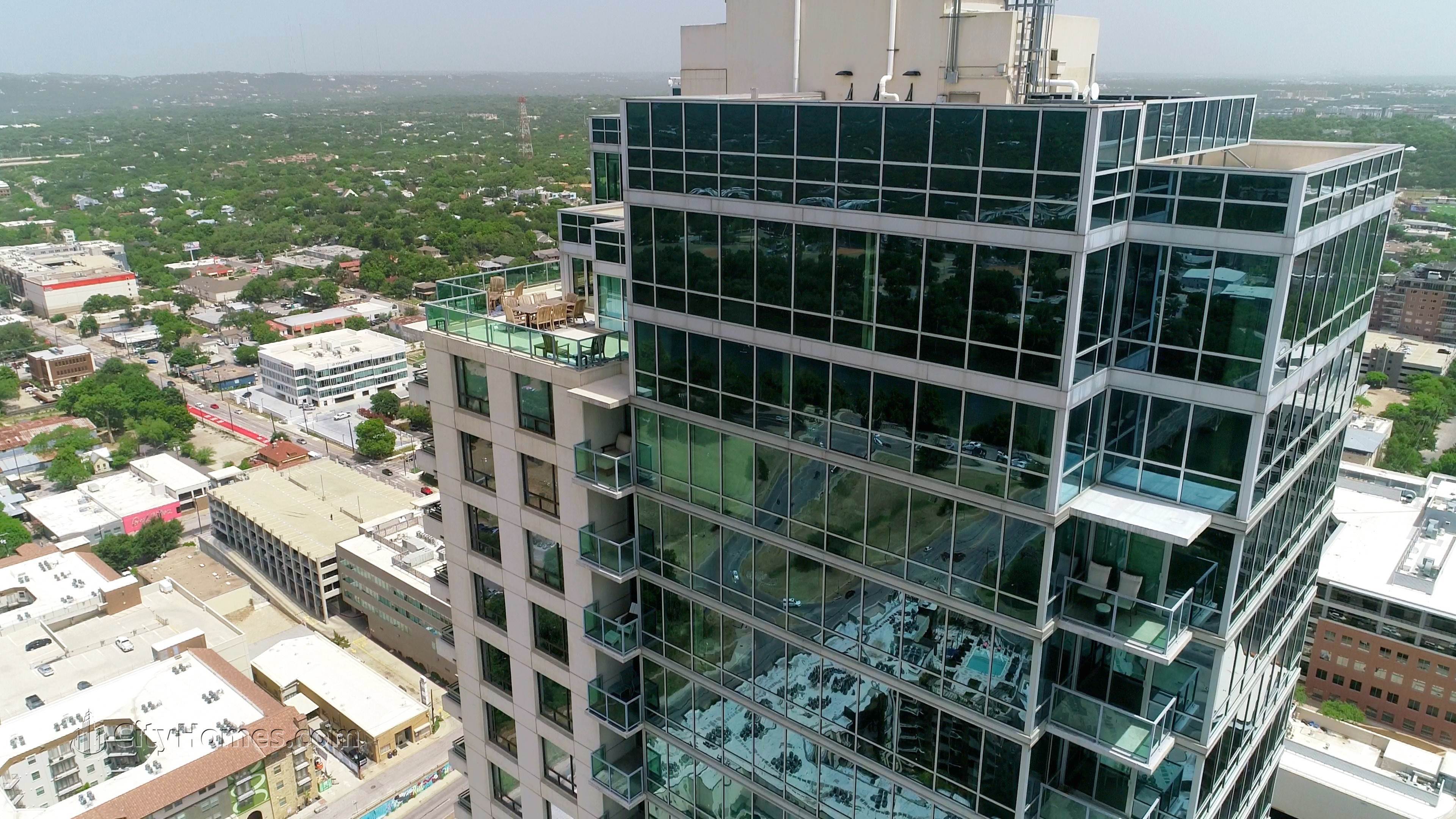 4. Spring Condominiums xây dựng tại 300 Bowie St, Market District, Austin, TX 78703