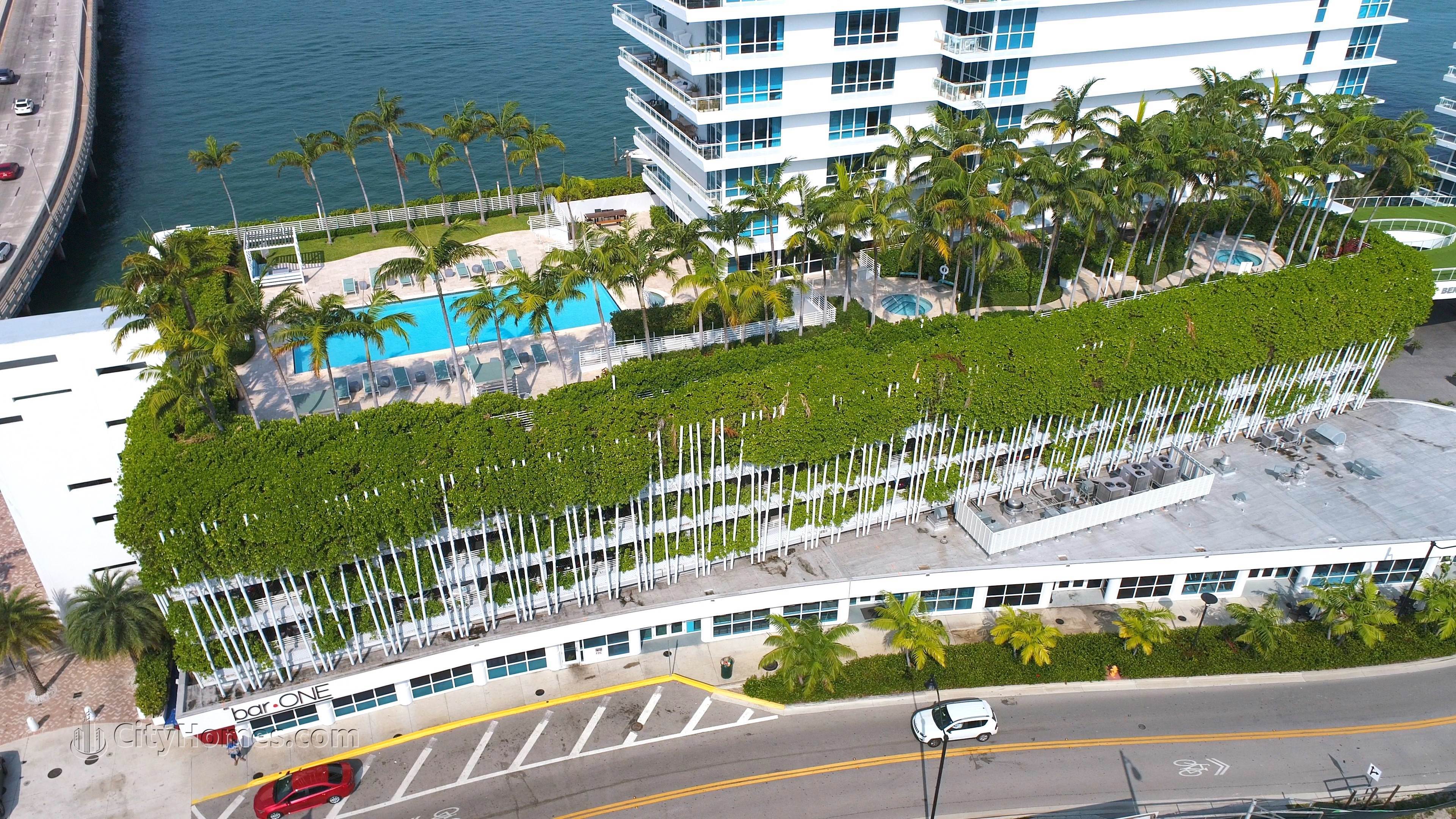 2. BENTLEY BAY SOUTH xây dựng tại 520 West Avenue, West Avenue, Miami Beach, FL 33139