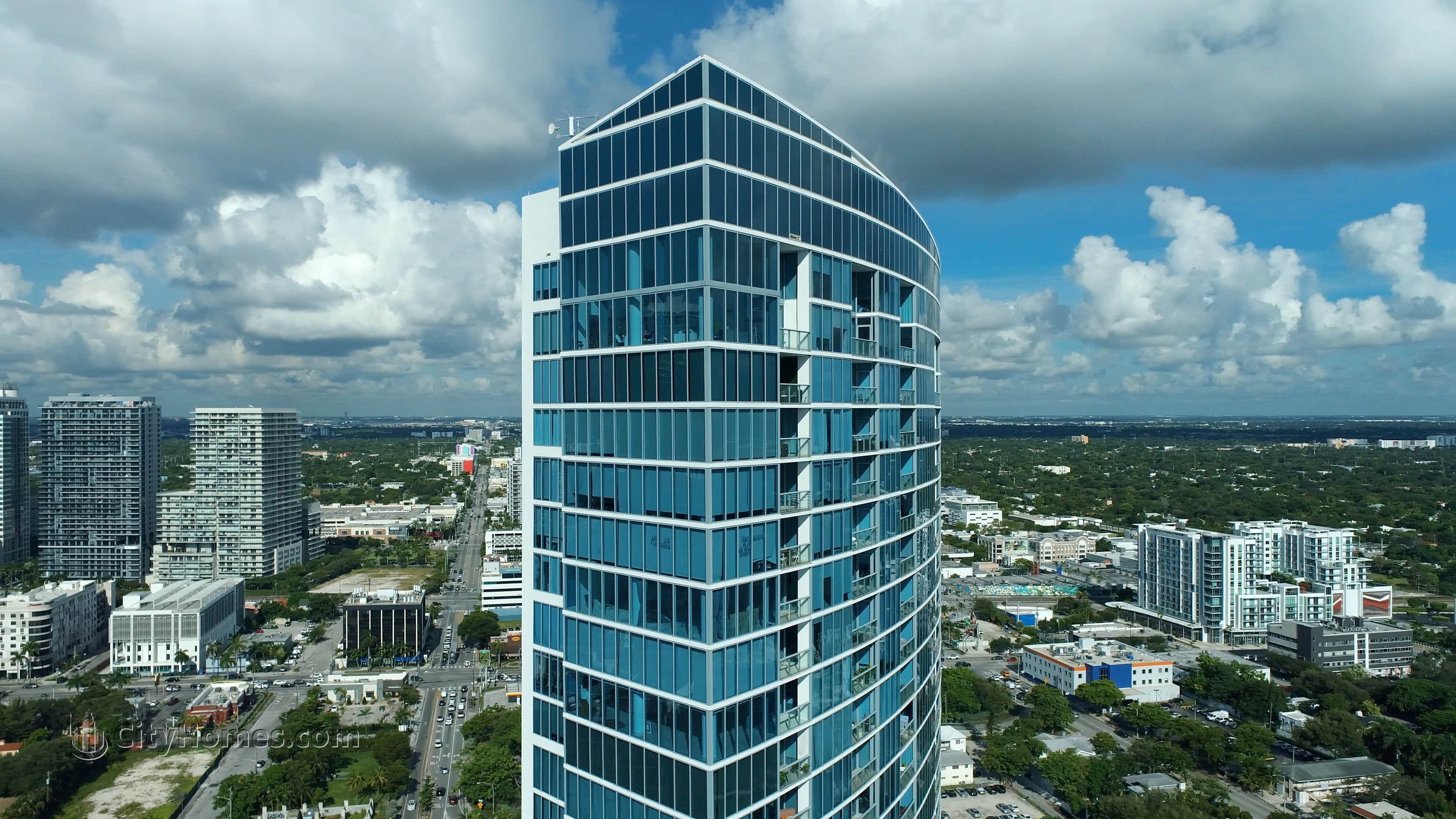 8. Blue gebouw op 601 NE 36th St, Edgewater, Miami, FL 33137